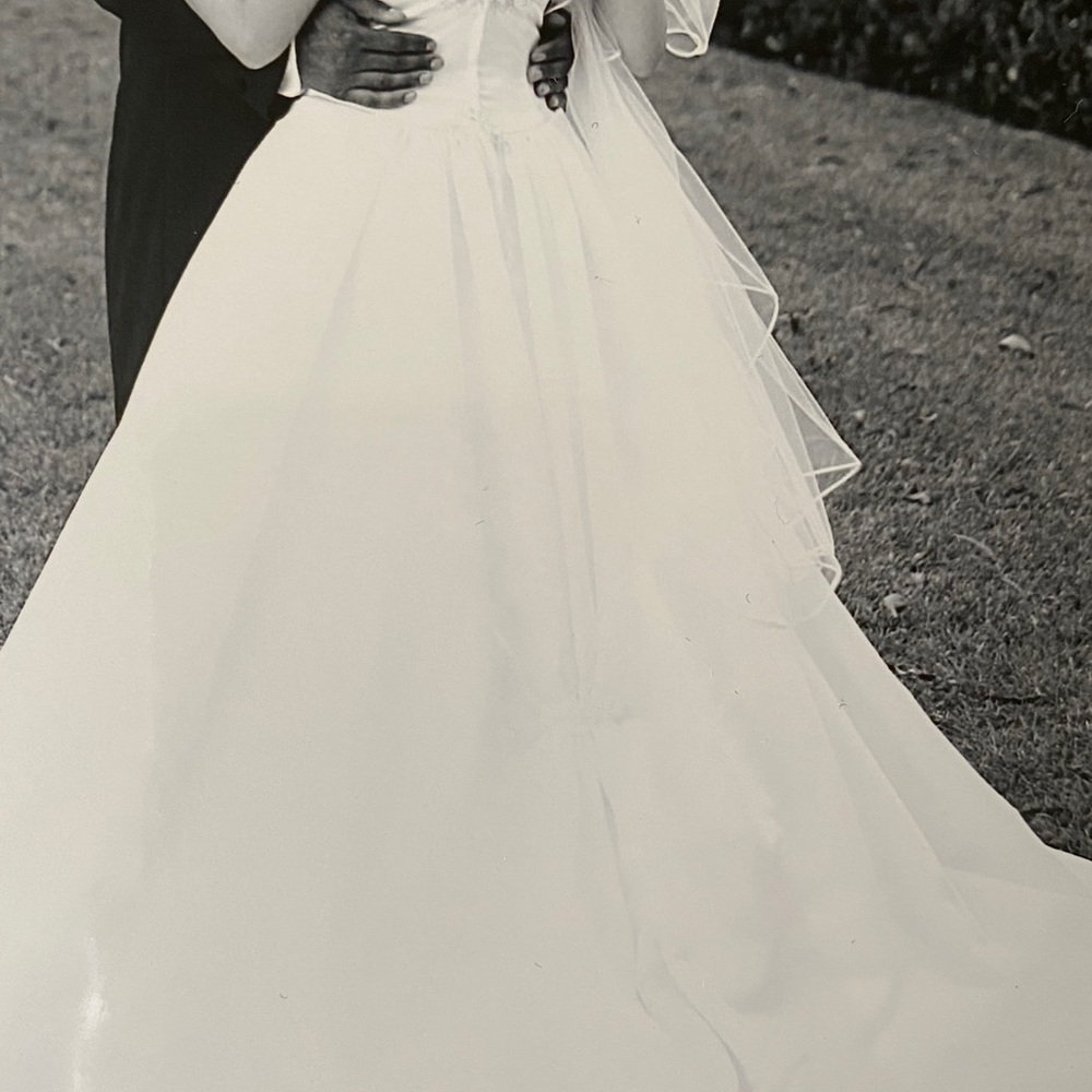 Beautiful off-white wedding gown! - Picture 5 of 5